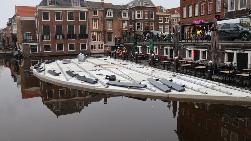 drijvend terras in aanbouw
